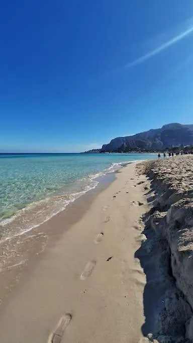 Apartment By The Sea Mondello Beach location